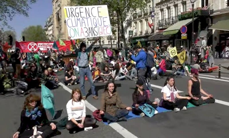 法國數百名關注氣候變遷的民眾，16日強勢封鎖了巴黎巿中心一處主要廣場，以抗議兩位晉級法國總統決選的候選人所提出的環境方案。(圖取自推特)