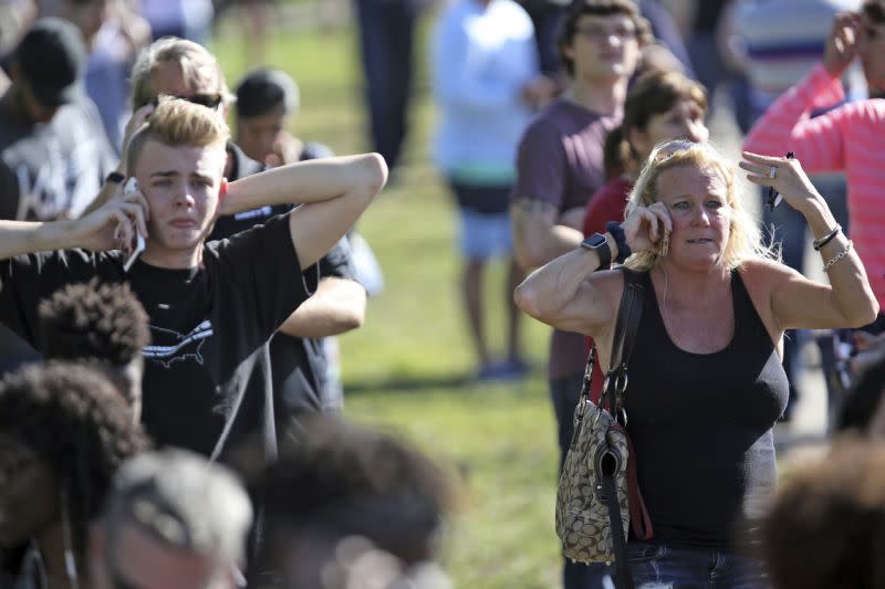 A la espera de tener noticias sobre los estudiantes, los familiares ansiosos se reúnen al sur del campus después del tiroteo que se produjo el miércoles en el instituto Marjory Stoneman Douglas de Parkland, en Florida. (Foto: Amy Beth Bennett/Sun-Sentinel vía AP)