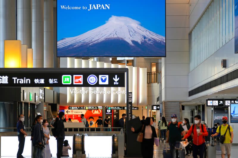 ▲日本在10日重新迎接國際觀光客。圖為成田機場。（圖／美聯社／達志影像）