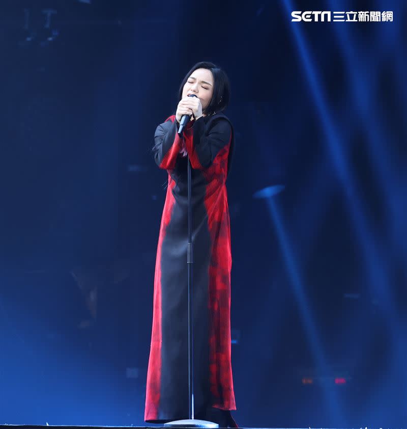 徐佳瑩唱到一半閃到脖子。（圖／記者邱榮吉攝影）