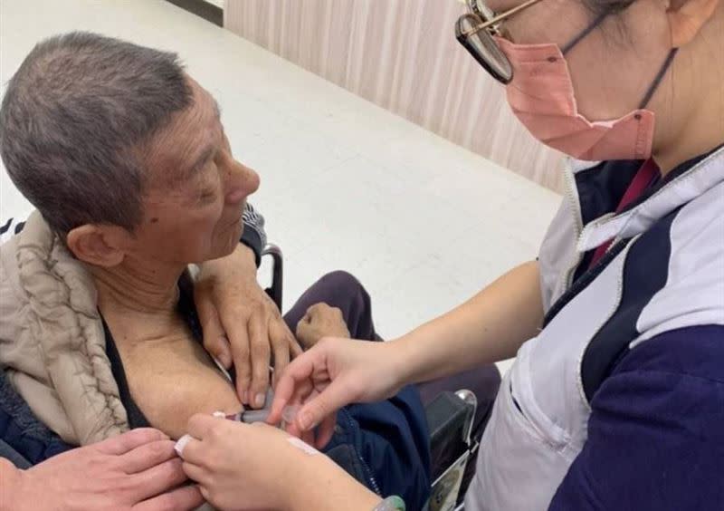 新北衛生局宣布2日起「2類人」即起打新冠疫苗送電子體溫計1支。（圖／新北衛生局提供）