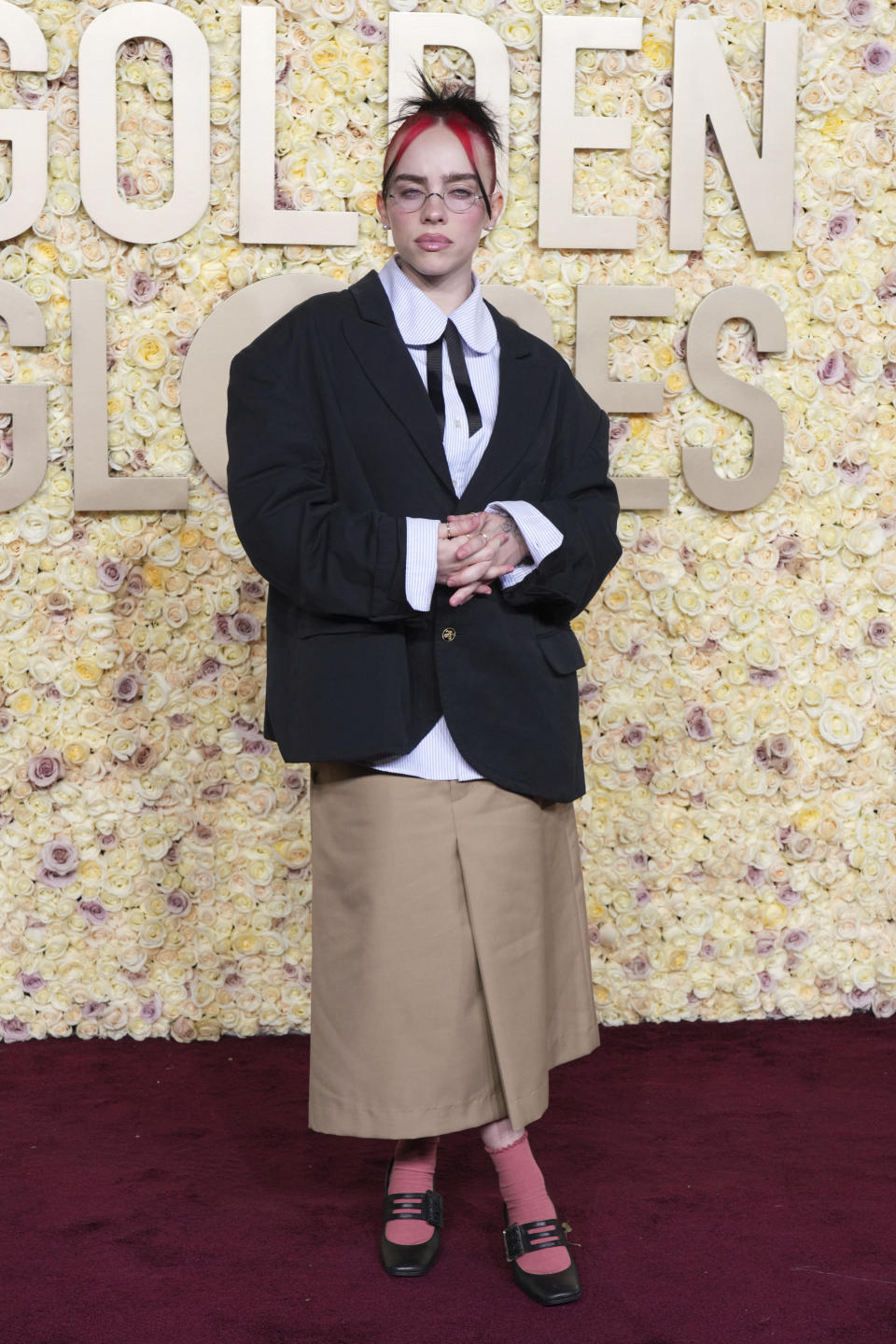 Billie Eilish llega a la 81a entrega de los Globos de Oro el domingo 7 de enero de 2024, en el Hotel Beverly Hilton en Beverly Hills, California. (Foto Jordan Strauss/Invision/AP)