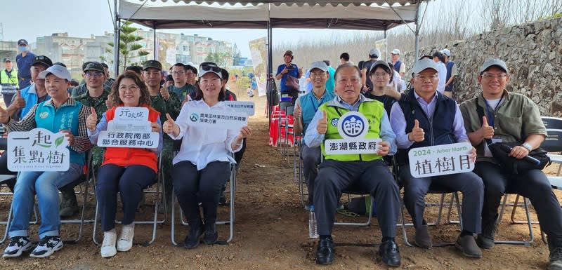 澎湖植樹活動  陳光復出席 農業部林業及自然保育署屏東分署與澎湖縣政府30日 在馬公犀山公園合辦植樹活動，澎湖縣長陳光復（前 右3）、行政院南部服務中心副執行長陳慧玲（前左 2）、屏東分署長楊瑞芬（前左3）等人出席。 中央社  113年3月30日 