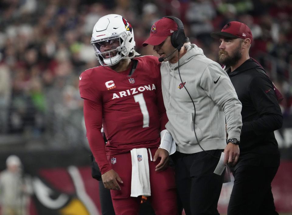 Arizona Cardinals head coach Jonathan Gannon talks with quarterback Kyler Murray (1) during the fourth quarter against the Seattle Seahawks at State Farm Stadium in Glendale on Jan. 7, 2024.