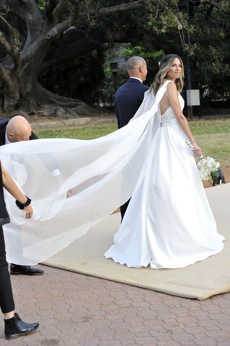 Para completar el outfit, Ludueña lució una capita de organza de seda natural