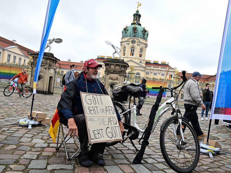 Un partidario de Alternativa de extrema derecha para Alemania (AfD) lleva un letrero que dice 