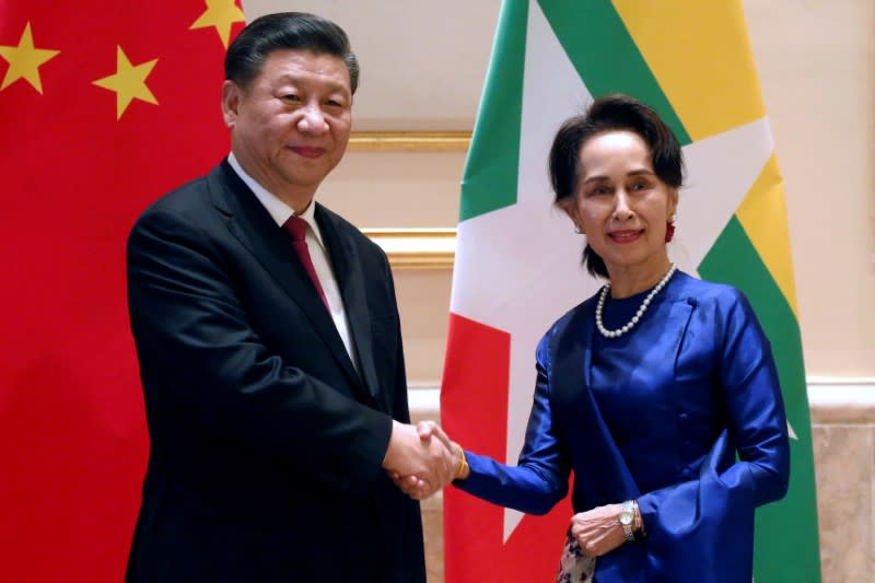 Chinese President Xi and Myanmar State Counsellor Aung San in Naypyitaw