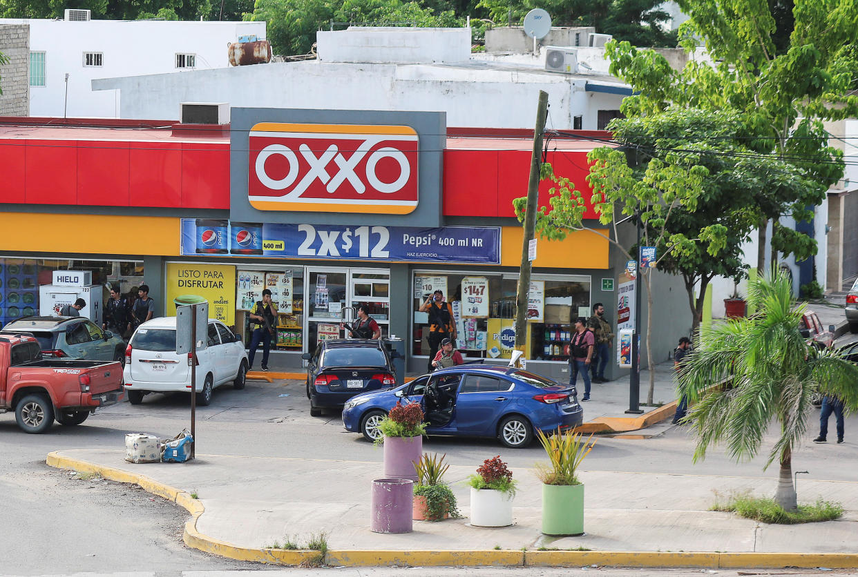 Sinaloa y su doble tragedia. En la foto, durante octubre de 2019, miembros del Cartel de Sinaloa se instalan afuera de una tienda en medio de sus enfrentamientos con las Fuerzas Armadas mexicanas. (REUTERS/Jesus Bustamante)