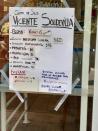 Es en Madrid donde este colapso de la atención primaria es más preocupante. Este cartel colgaba el 6 de septiembre en la puerta del Centro de Salud Vicente Soldevilla. (Foto: Twitter / <a href="http://twitter.com/vickymp77/status/1306245089287704578" rel="nofollow noopener" target="_blank" data-ylk="slk:@vickymp77" class="link ">@vickymp77</a>).