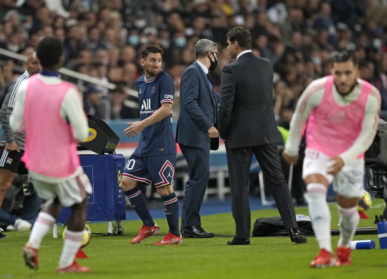 Lionel Messi del PSG mira al entrenador en jefe del PSG, Mauricio Pochettino, luego de que fuera sustituido durante el partido de fútbol de la Liga Uno francesa entre Paris Saint-Germain y Lyon en el Parc des Princes en París el domingo 19 de septiembre de 2021.