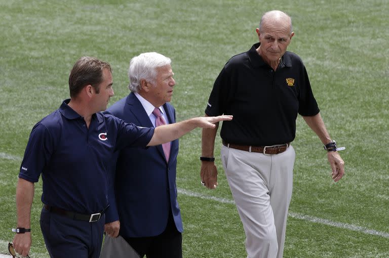 Robert Kraft (centro), propietario de los New England Patriots, en Foxborough.  (AP Photo/Stephan Savoia)