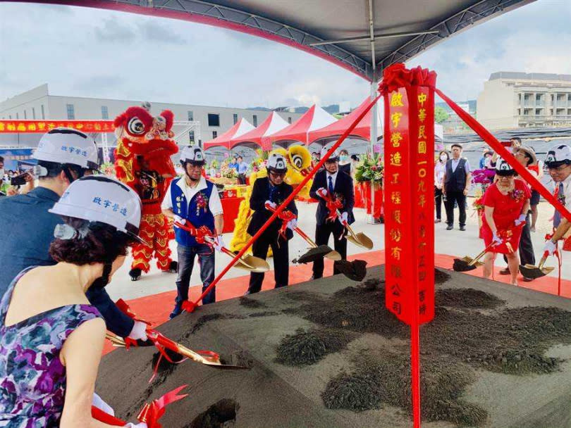 和和機械集團雷射應用研發基地15日動土，南投縣長林明溱（左三）期許優先聘用南投子弟。（圖／中國時報廖志晃攝）