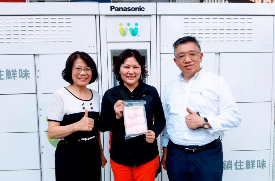 Panasonic台南郵局低溫智取櫃啟動儀式，Panasonic全球數位中心副總裁許正昌（右）、台南郵局副局長尤素珍（左）與取貨民眾合影。（記者羅玉如攝）