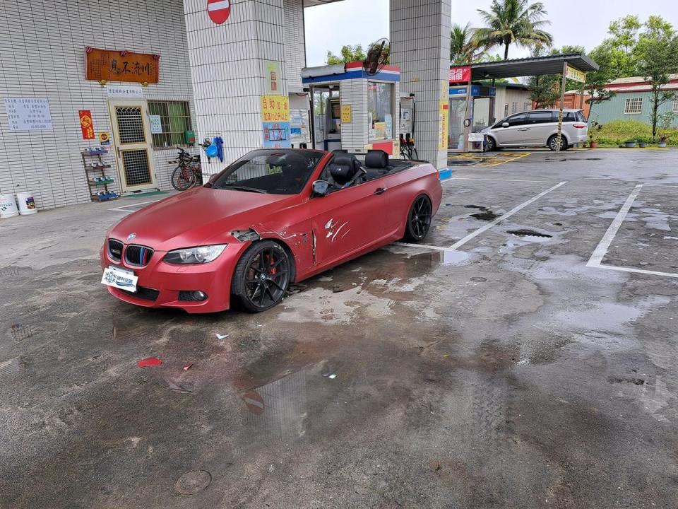紅色BMW到花蓮某加油站加油時，遭曳引車擦撞騎上去。（翻攝自爆廢公社二館）