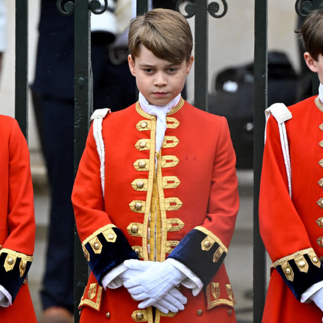 El príncipe Jorge como uno de los pajes de la coronación de su abuelo credit:Bang Showbiz