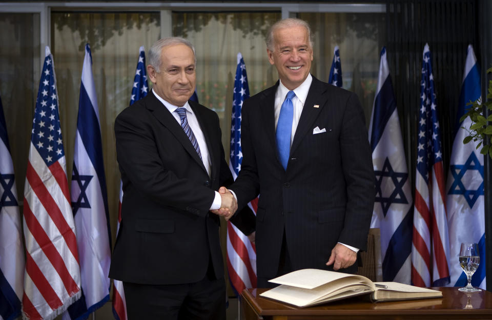 President Joe Biden, right, greets Israeli Prime Minister Benjamin Netanyahu in March 2010. Some U.S. foreign policy hands are skeptical that threatening to withhold aid will work this time. (Photo: DAVID FURST/Getty Images)