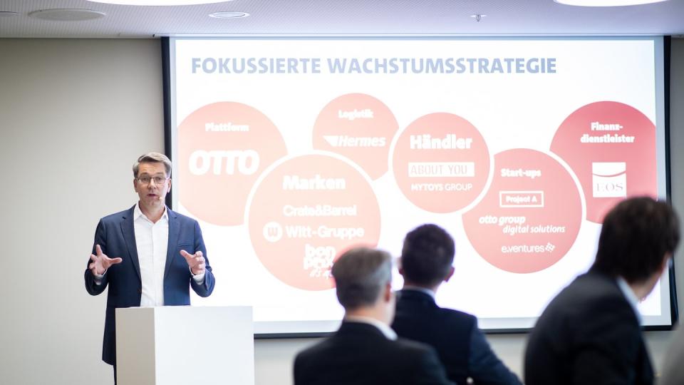 Alexander Birken, Vorstandsvorsitzender der Otto Group, spricht auf der Jahres-Pressekonferenz in Hamburg. Foto. Felix König