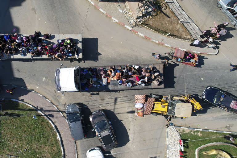 Palestinos huyen del norte de Gaza hacia el sur. (AP Foto/Hatem Moussa)