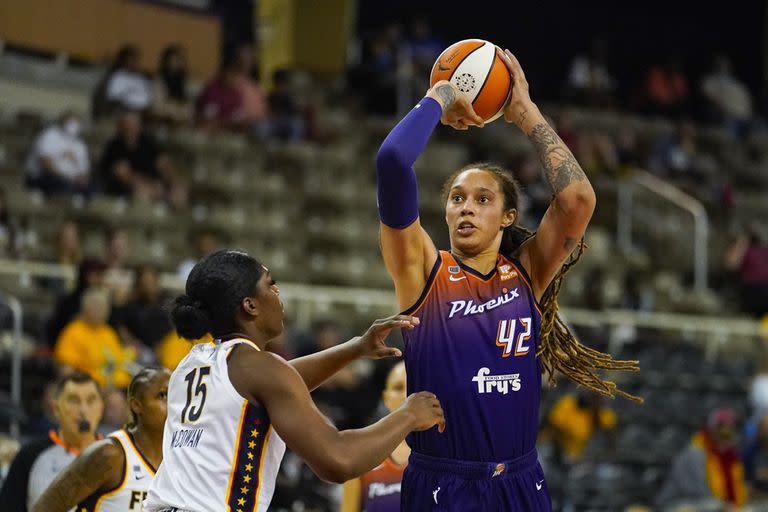 Brittney Griner, de 31 años, fue detenida en el aeropuerto de Moscú, por tener líquido de una derivado de cannabis 