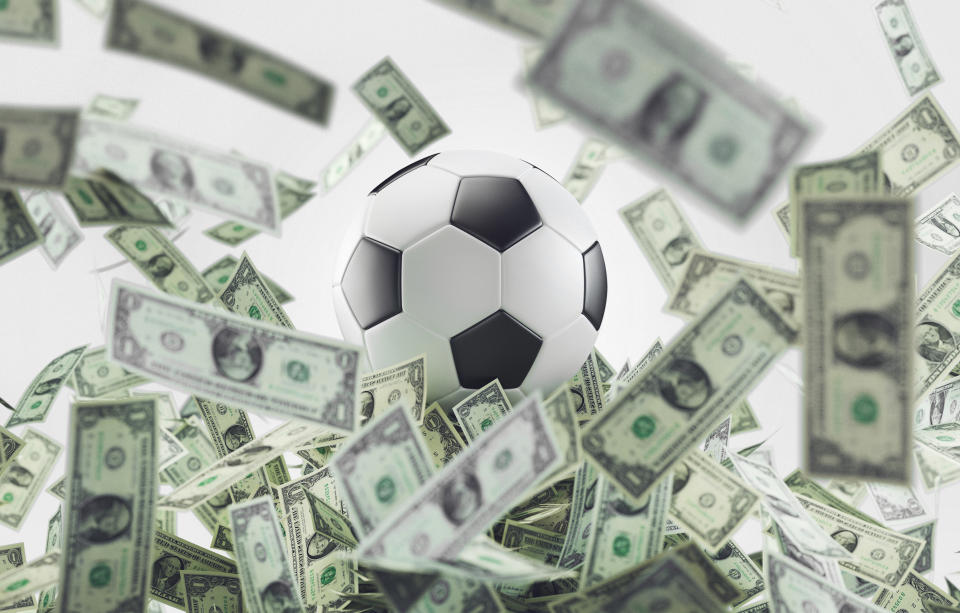 Fußball und das Geld: Ein altbekanntes Thema. (Bild: Getty Images)