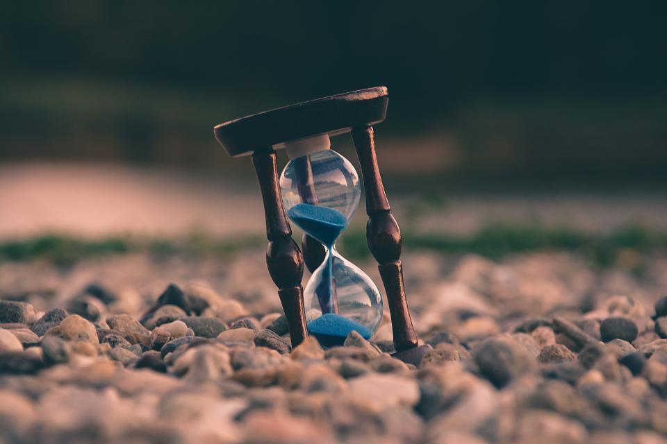 Por qué el tiempo pasa más rápido según envejecemos (Aron Visuals / Unsplash)