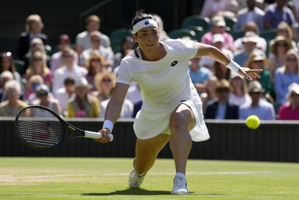 Ons Jabeur devuelve ante Tatjana Maria en las semifinales de Wimbledon, el jueves 7 de julio de 2022 (AP Foto/Kirsty Wigglesworth)
