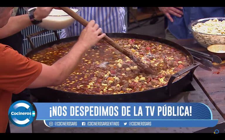 El gran guiso federal que según el cocinero, Juan Braceli representaba la celebración del fin de Cocineros argentinos, un programa que se emitió por 15 años en todo el país 