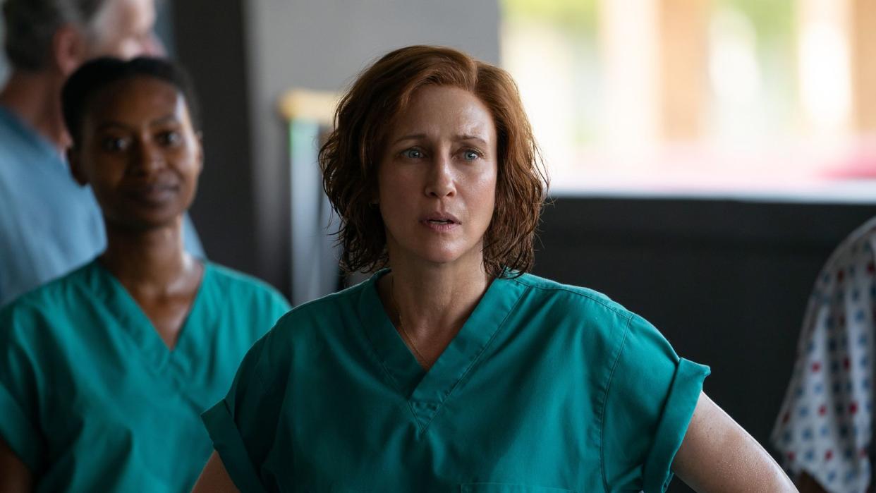 Die Apple-Serie "Memorial Hospital - Die Tage nach Hurrikan Katrina" erzählt von den den Geschehnissen im Memorial Krankenhaus in New Orleans, wo Ärztinnen wie Anna Pou (Vera Farmiga) tagelang unter schwersten Bedingungen versuchten, Menschenleben zu retten. (Bild: Apple )