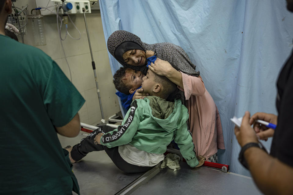 Palestinos heridos en un bombardeo israelí en la Franja de Gaza esperan para ser atendidos en un hospital en Jan Yunis, en el sur del enclave, el 15 de noviembre de 2023. (AP Foto/Fatima Shbair)