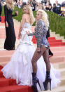 <p>Der Popstar hat auch bei der Met Gala keine Angst vor extremen Modestatements. Während Schauspielerin Kate Hudson von Versace in eine unschuldige Tüllrobe gekleidet wurde, entschied sich Lady Gaga für ein knappes Glam-Rock-Outfit, irgendwo zwischen den Fashionikonen David Bowie und Alexander McQueen. (Bild: AP Photo) </p>