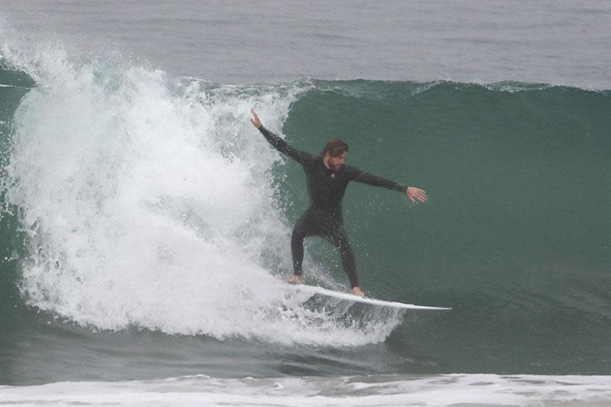 Liam Hemsworth strips off at the beach