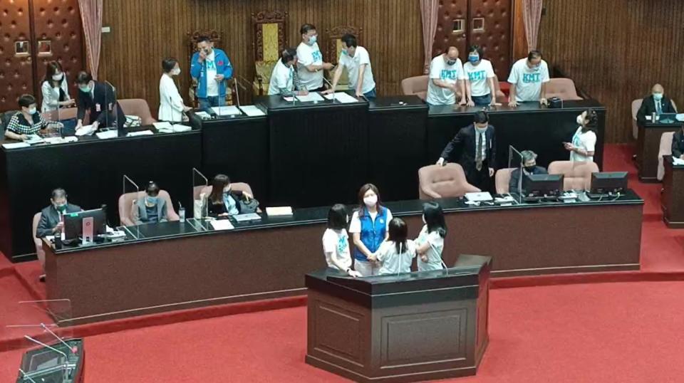 國民黨團立委佔領立法院議場主席台與發言台，   圖：擷取自國民黨團臉書