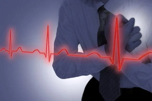 <strong>心肌梗塞前兆最常見的特徵包括胸痛、胸悶、呼吸困難或心悸。（示意圖／photoAC）</strong>