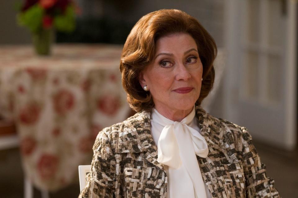 Als Angehörige der High Society legt Emily Gilmore (Kelly Bishop) großen Wert auf Perfektion und Tradition. Daher brach für sie auch eine Welt zusammen, als sie von der Teenager-Schwangerschaft ihrer Tochter Lorelai erfuhr. Heute ist Enkeltochter Rory ihr größter Stolz. (Bild: Saeed Adyani / Netflix)