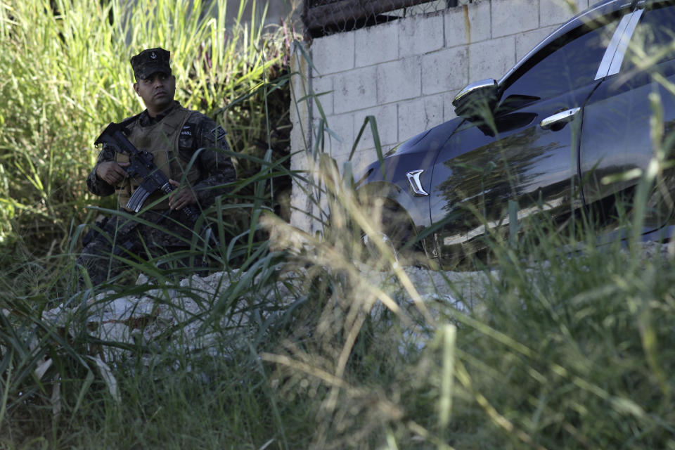 A soldier takes part in an operation in search of gang members, in Soyapango, El Salvador, Saturday, Dec. 3, 2022. The government of El Salvador sent 10,000 soldiers and police to seal off Soyapango, on the outskirts of the nation’s capital Saturday. The operation was one of the largest mobilizations yet in President Nayib Bukele’s nine-month-old crackdown on street gangs that long extorted money from businesses and ruled many neighborhoods of the capital, San Salvador. (AP Photo/Salvador Melendez)