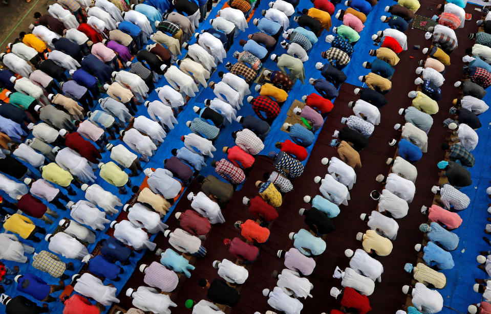 <p>People offer Eid-Al-Adha prayers on a street outside a railway station in Mumbai, India, Sept. 2, 2017. (Photo: Shailesh Andrade/Reuters) </p>