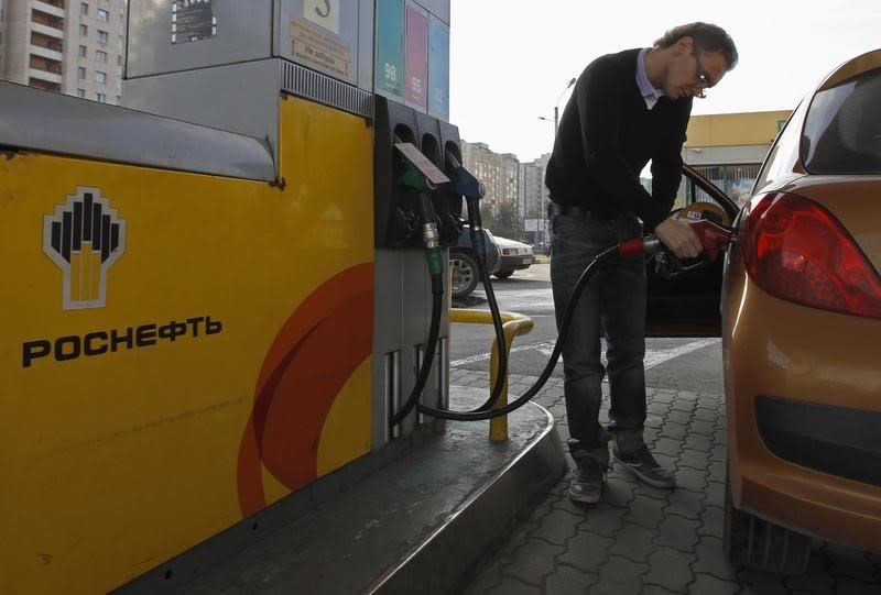 A man fills a tank of his car at the fuel station of Russian state oil firm Rosneft in St. Petersburg, October 18, 2012. REUTERS/Alexander Demianchuk