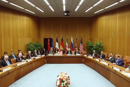 A general view of a meeting with European Union foreign policy chief Catherine Ashton (centre L) and Iranian Foreign Minister Mohammad Javad Zarif (centre R) in Vienna April 9, 2014. REUTERS/Heinz-Peter Bader