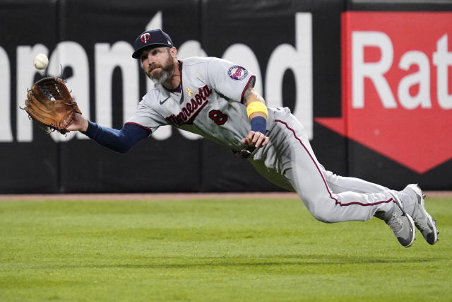 Ramírez, Indians bounce back from no-hitter, beat Chisox 4-2