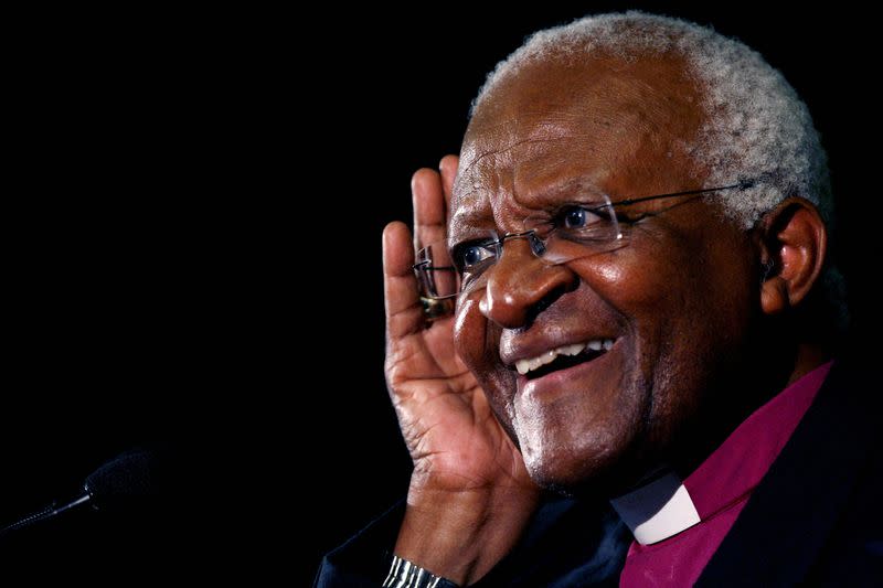 FOTO DE ARCHIVO: El arzobispo Desmond Tutu realiza un gesto en lanzamiento de la campaña por los 60 años de la firma de la Declaracion Universal de Derechos Humanos