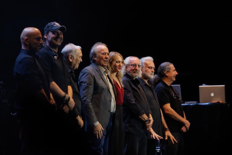 Joan Manuel Serrat, emocionado, despidiéndose junto a su banda