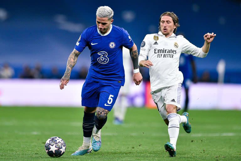 Enzo Fernández y Modric, durante uno de los Chelsea vs. Real Madrid por los cuartos de final de la Champions League.