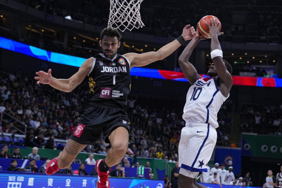 El base de los Estados Unids Anthony Edwards lanza el balón sobre el base de Jordania Amin Abu Hawwas en el tercer encuentro del Grupo C de la Copa Mundial de baloncesto el miércoles 30 de agosto del 2023. (AP Foto/Michael Conroy)