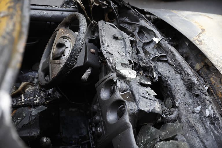 Así quedaron los autps incendiados en Luis María Campos al 200 en el barrio de Palermo