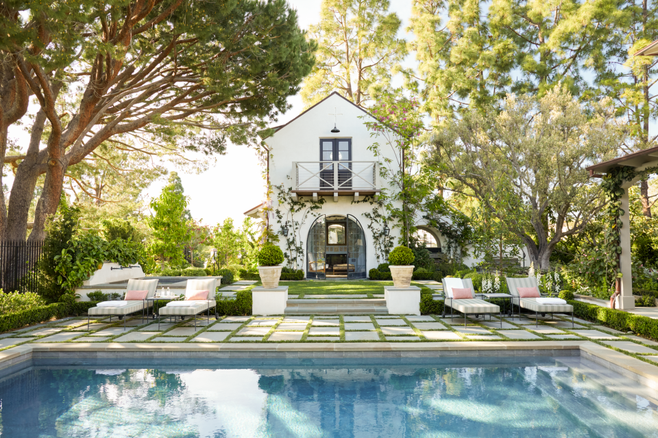 21 Gorgeous Pool Houses That Will Make You Long For A Vacation