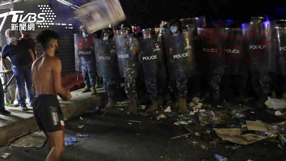 圖／達志影像美聯社，有些抗議者情緒激動，對鎮暴警察一陣叫罵。