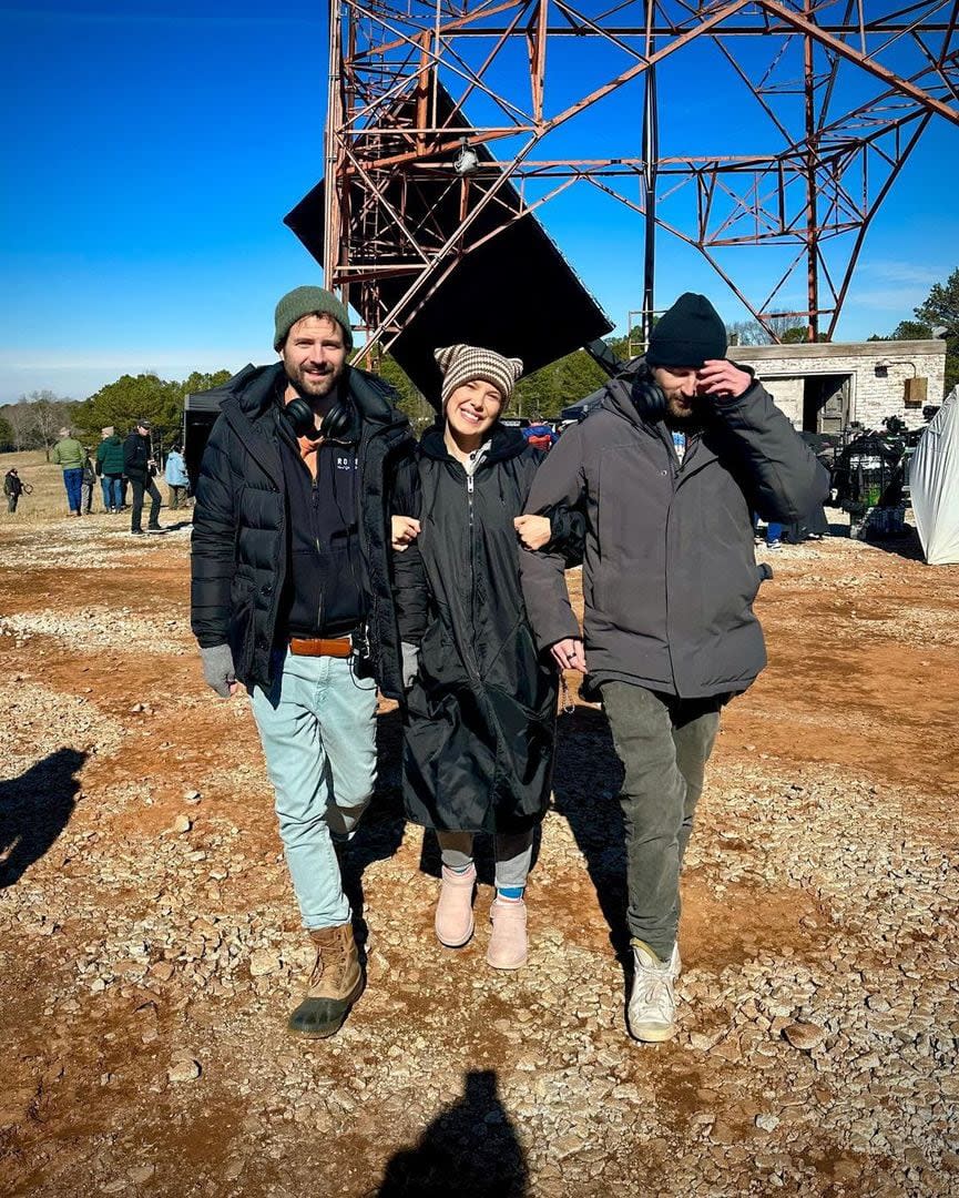 Millie Bobby Brown junto a los hermanos Duffer