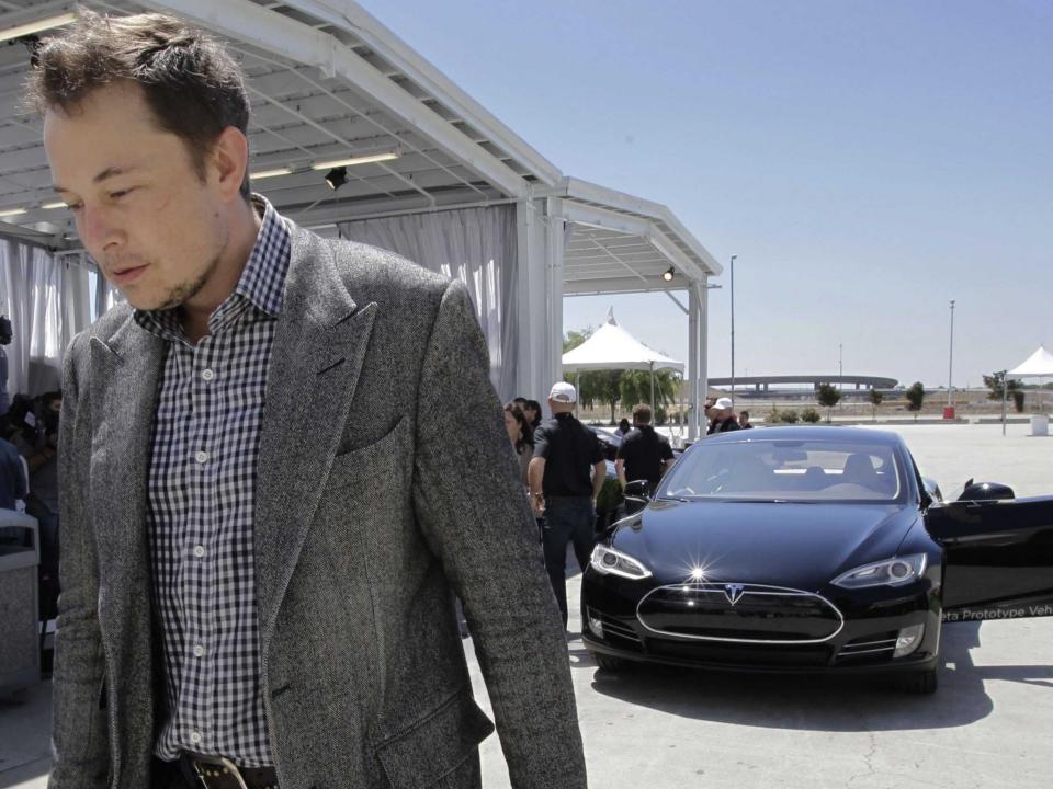 <em>Elon Musk con uno de los modelos de Tesla. Foto: Paul Sakuma (AP)</em>