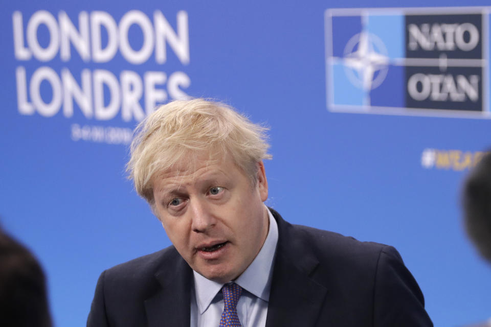 El primer ministro de Gran Bretaña Boris Johnson llega a una cumbre de la OTAN, en el hotel The Grove, en Watford, Hertfordshire, Inglaterra, el 4 de diciembre de 2019. (AP Foto/Matt Dunham)