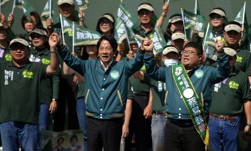 賴清德與蔡易餘聯合競選總部成立 民進黨總統參選人賴清德（前中）與嘉義縣海區立委 參選人蔡易餘（前右）聯合競選總部18日成立，賴清 德、蔡易餘牽手高喊口號，展現當選決心。 中央社記者蔡智明攝  112年11月18日 